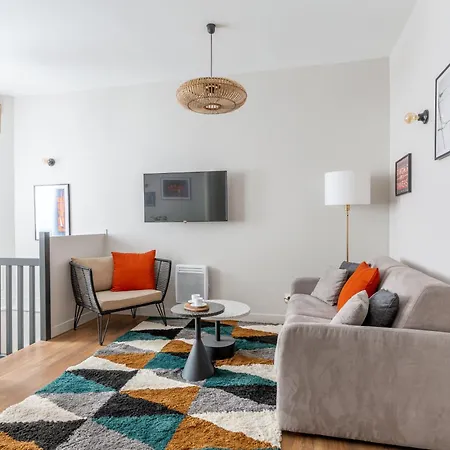 Lounge In A Cosy On Canal Saint-martin Paris