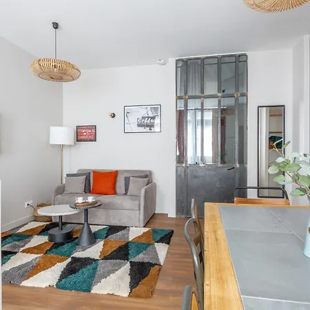 Apartment Lounge In A Cosy On Canal Saint-martin